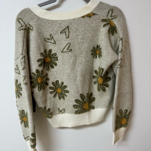 Girl.ish women’s Floral Patterned Cream and Green Sweater NWT size xs - Picture 2 of 4